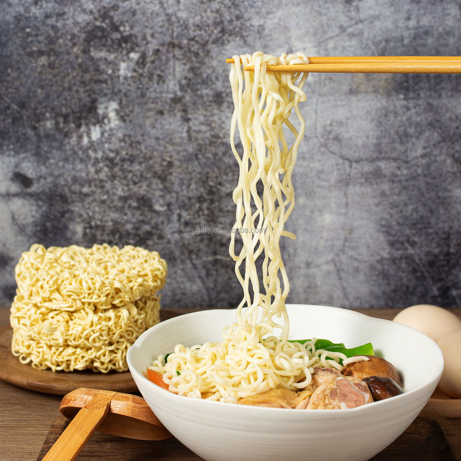 курица и яичная лапша 